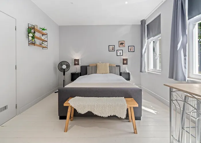 Spacious Guest Suites Near Historic Market - 5 Min Walk