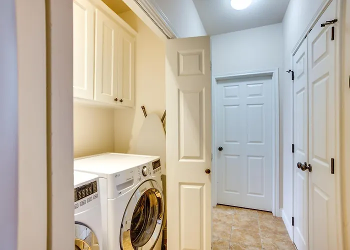 College Station Family Home: 3 Mi To Texas A & M!