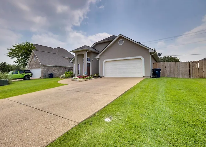 College Station Family Home: 3 Mi To Texas A & M!