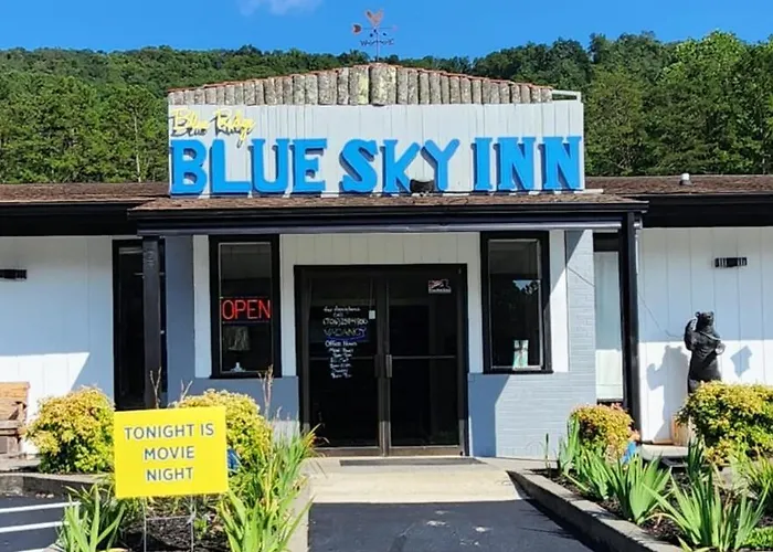 Blue Sky Inn: Pet-Friendly Oasis with Renovated Rooms