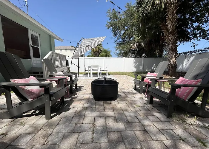 Beachy 2/1 Condo, One Block Downtown Palm Harbor!