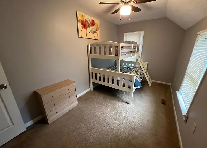 **Stylish Pet Friendly 3 Bedroom House**