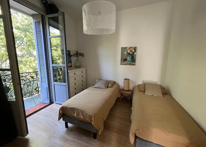 Nimes , Appartement Renove Dans Immeuble Classe.