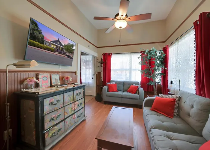 Spacious Downtown Jackson Retreat- Historic Hangout