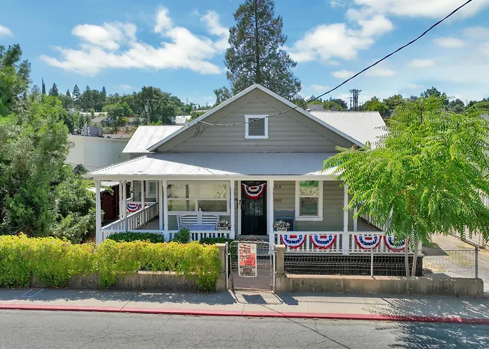 Spacious Downtown Jackson Retreat- Historic Hangout