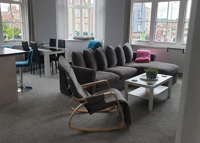 Spacious 2-Bed 2-Bath Apartment With Free Parking - Central Poole