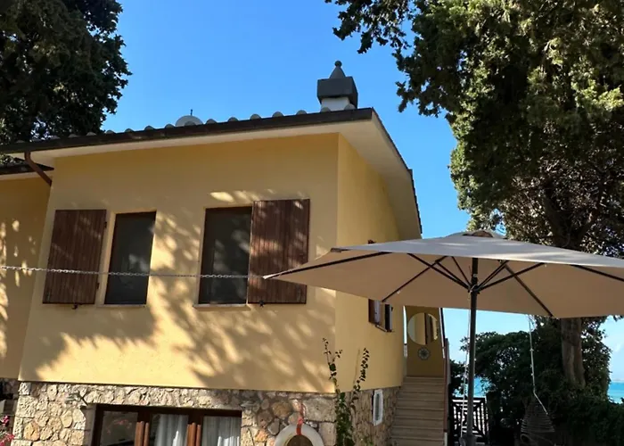 Beach Front Villa-Families & Pet Friendly