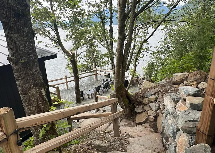 The Lodge On Harrison Lake