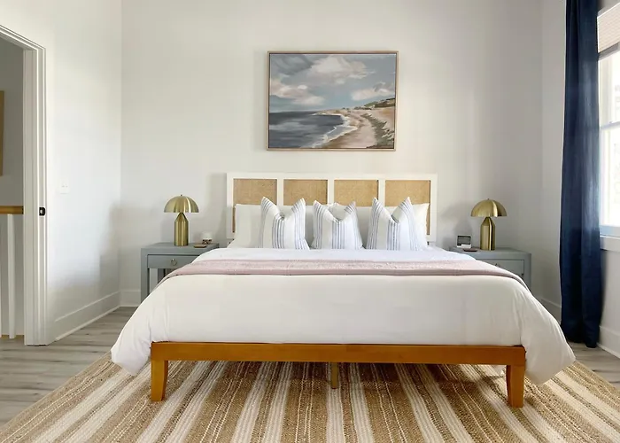 New! Stylish 1900S Renovated Duplex Apartment Building Near Forsyth & River St