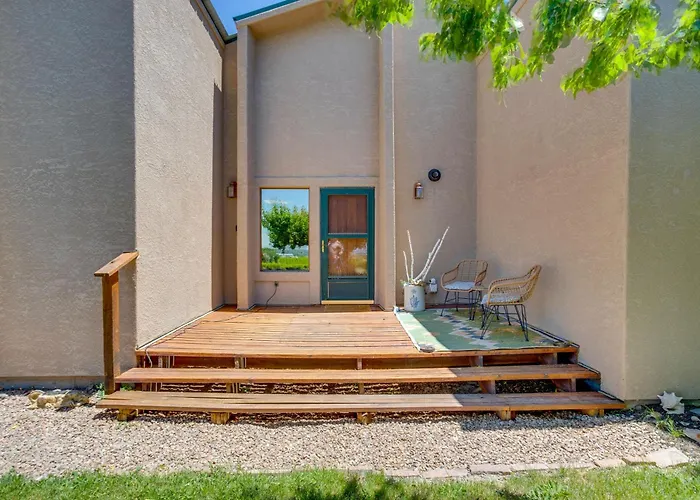 Hot Tub, Wineries, Mtn Views: Palisade Home!