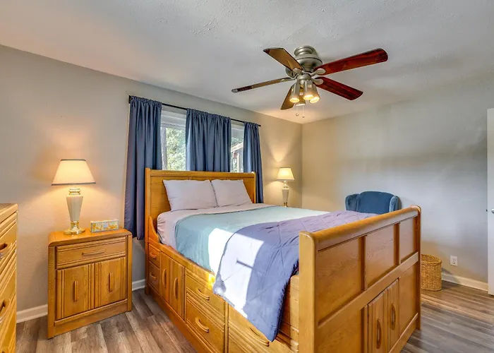 4 Mi To Dtwn! Ozarks Hideaway W/ Furnished Deck