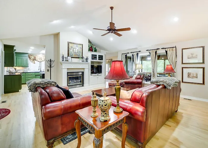 Bella Vista Lakehouse W/ Hill Tram, Deck & Views!
