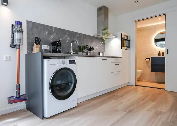 Deluxe 20M2 Canal View