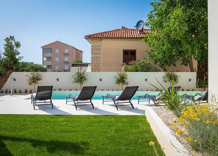 Villa Medici Dalmatia I Five En-Suite Bedrooms With Heated Pool, Sauna And Cinema I 1 Minute From The Beach