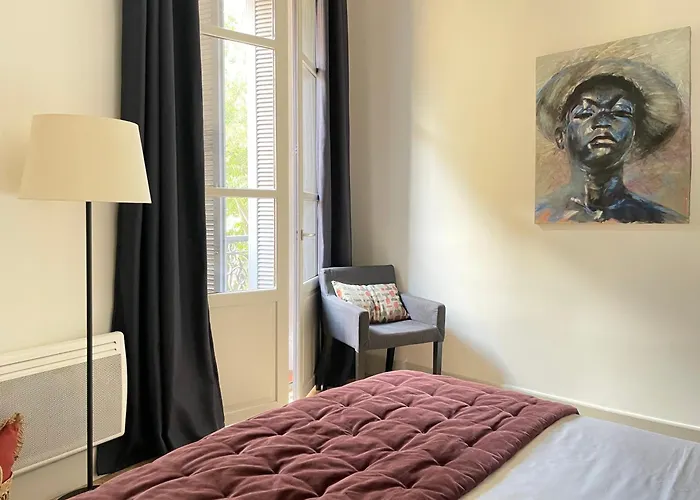 Nimes , Appartement Renove Dans Immeuble Classe.