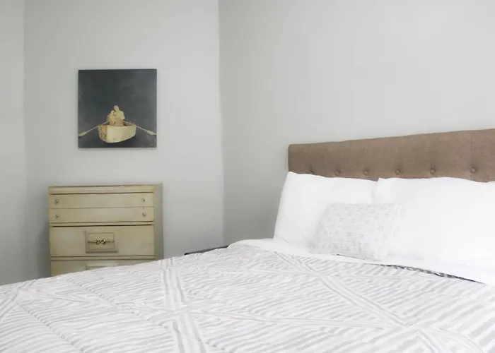 Comfy 3 Bedroom - Family Friendly Apt - City Access