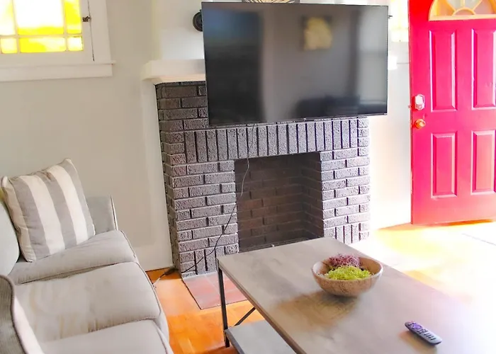 Comfy 3 Bedroom - Family Friendly Apt - City Access