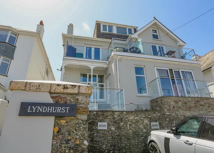 1 Lyndhurst