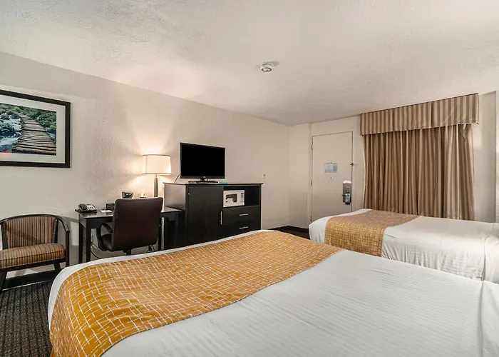 Travelodge By Wyndham Traverse City Mi