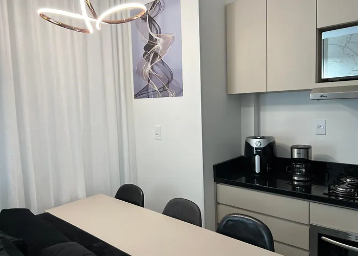 Ap completo a 900m da Oktoberfest com Piscina, Academia, Wi-Fi, Ar, Garagem e Tv no quarto