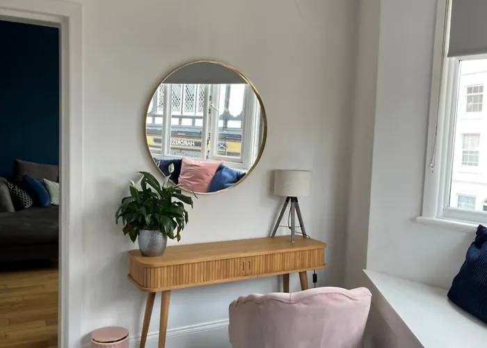 The Clock Tower Apartment: Modern 2-Bed with Free Parking in Southsea