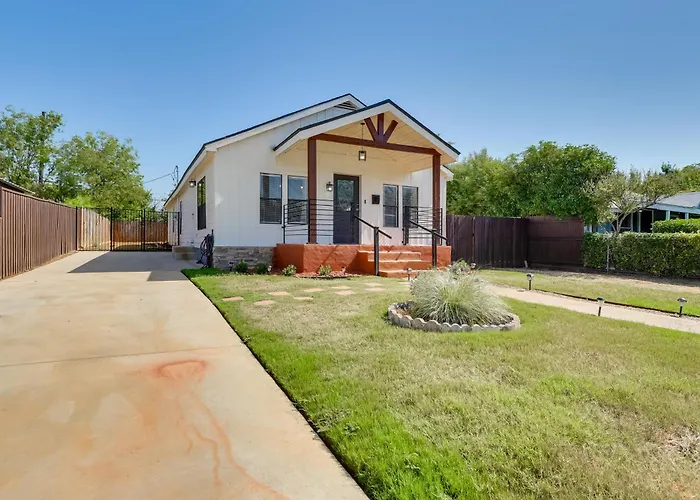 5 Mi To Dtwn: Family-Friendly Fort Worth Home