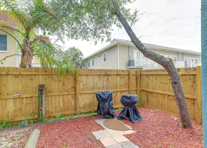 Steps To Beach, Outdoor Perks! Indian Rocks Condo