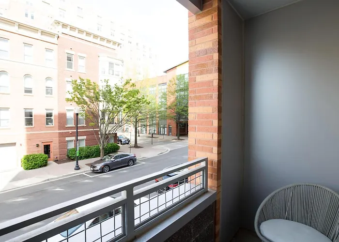 Stylish Condo At Clarendon With Rooftop Views