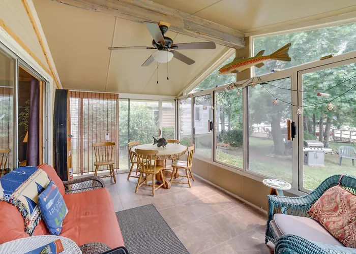 Lakefront Cottage W/ Deck Near Indiana Beach!