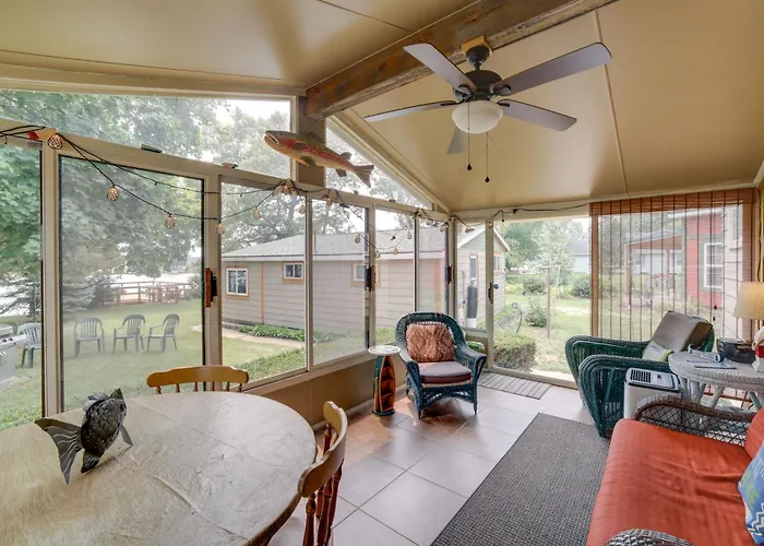 Lakefront Cottage W/ Deck Near Indiana Beach!