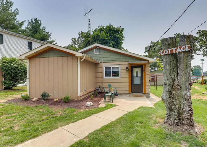 Lakefront Cottage W/ Deck Near Indiana Beach!