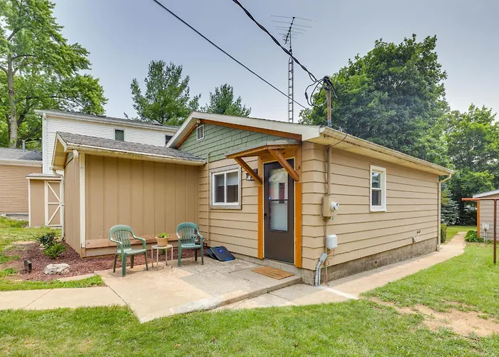 Lakefront Cottage W/ Deck Near Indiana Beach!