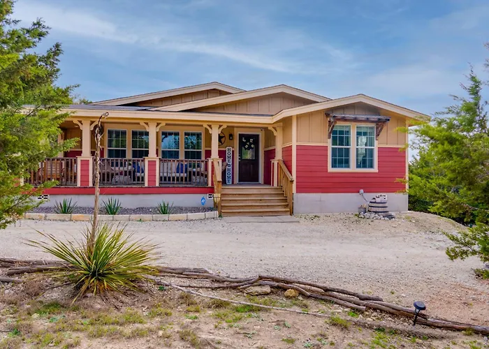 Hill Country Gem: Sunset Deck, Hot Tub & Fire Pit