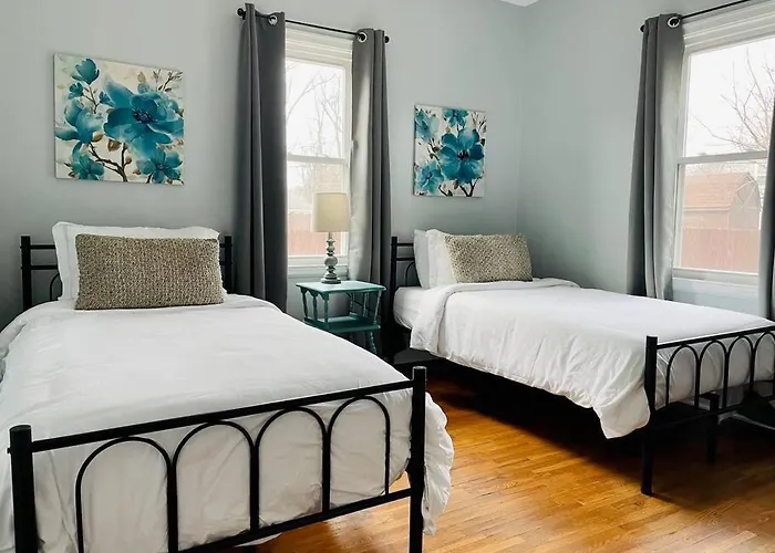 Green Roof Inn - Centrally Located 2Br/1Ba Home