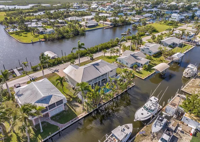 Bokeelia Island Oasis: Waterfront, Private Dock!