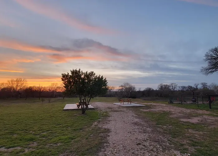River Rv, Romance Glamping Pup Paradise Riverside