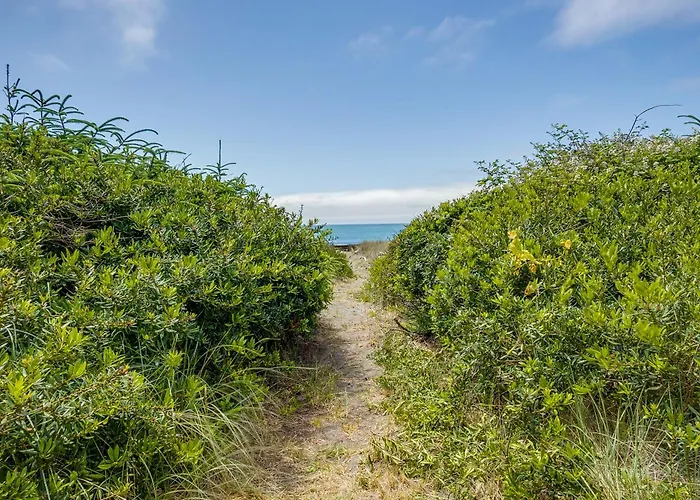 Oceanfront Smith River Cottage: Beach Access!