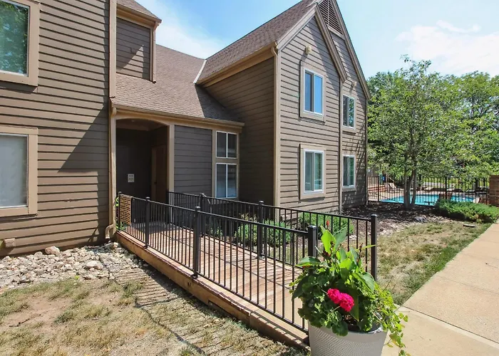 Overland Park Condo, Close To Lakes & Parks!