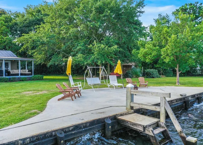 Dock & Fire Pit: Lakefront Bonneau Home!