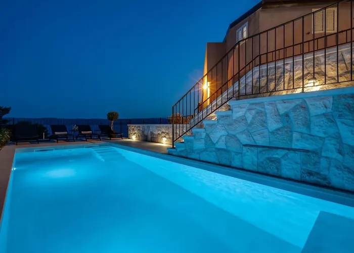 Villa Dattero -Private Pool, Jacuzzi, Sauna, Media Room