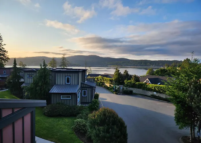 Sheringham Townhouse - Pet Friendly Sooke Rental