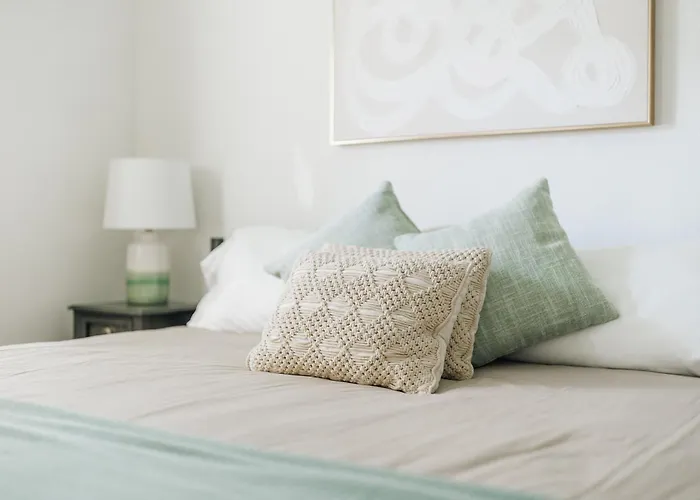 Tranquil Luxury: Modern Comfort!