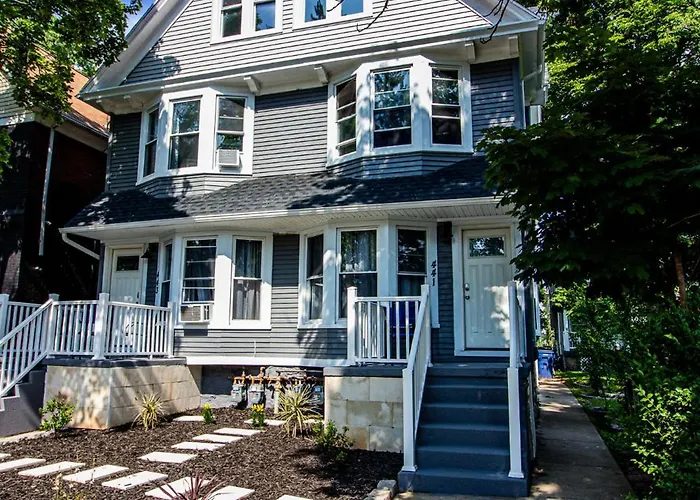 Quaint 1 Bedroom Apartment Sleeps Near Niagara Falls & Casino