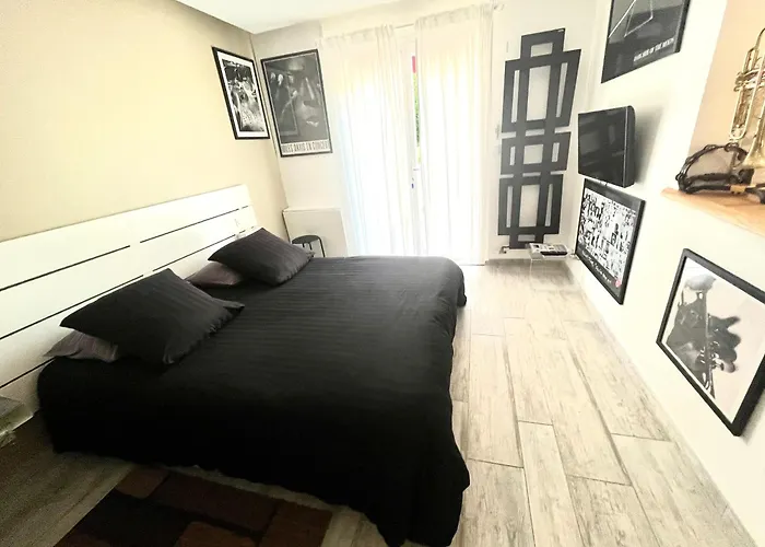 Le 7 & Ses Chambres Climatisees, Son Boulodrome Et Sa Cuisine D'Ete !