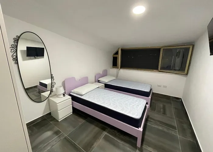 Villa Lidia & Attico Degli Artisti: Sky TV, BBQ & Private Garden Retreat