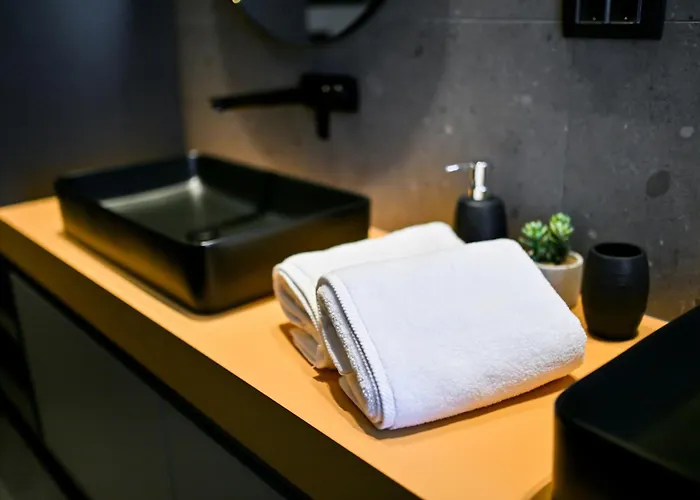 Three Pearls Deluxe Rooms & Studios