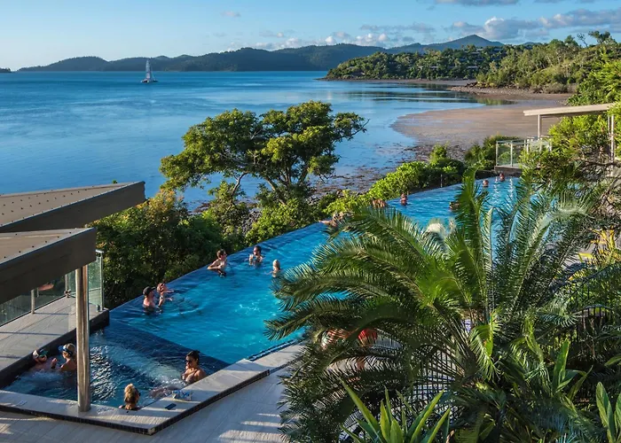 Edge 5 Oceanfront: Luxury 3-Bedroom with Infinity Pool & Valet