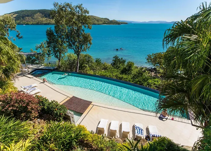 Edge 5 Oceanfront: Luxury 3-Bedroom with Infinity Pool & Valet