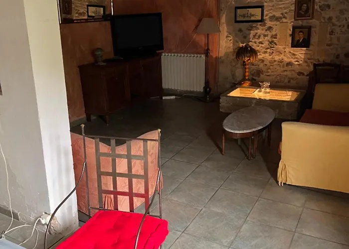 La Maison Sur La Place Dans Aigues Mortes Climatise
