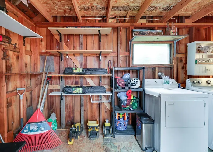 Fire Pit, Deck & Grill: Cozy Twain Harte Cabin!